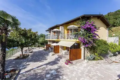Image de Appartement de vacances avec une piscine extérieure et de la climatisation