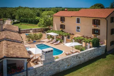 Image de Belle maison à Tinjan avec WiFi