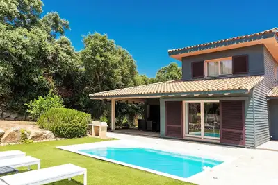 Image de Villa avec piscine dans secteur calme à proximité mer/montagne