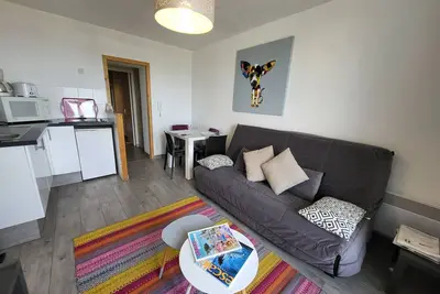 Image de Appartement T2 rénové face mer avec balcon, à 150m de la plage et 300m des commerces