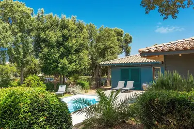 Image de Villa plain-pied avec piscine à proximité des plages et des montagnes