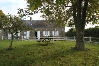Image de Maison en pierre avec jardin, proche plages, cheminée, 3 chambres, animaux acceptés