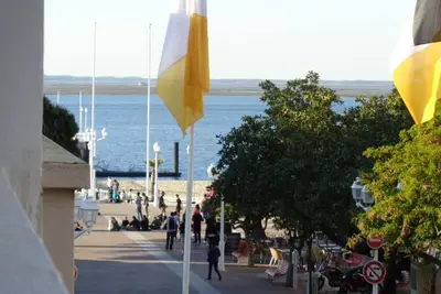 Image de Centre-ville Arcachon, T3 rénové avec aperçu mer, proche plage et gare