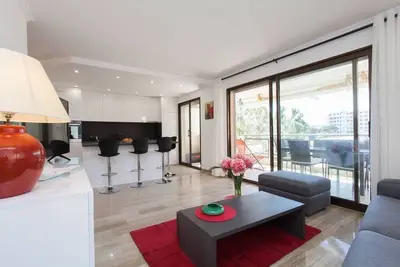 Image de 3p avec terrasse au Palm Beach, à 2min des plages