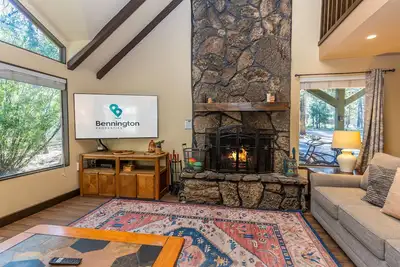 Image de 3 chambres à coucher, bain à remous, 4 vélos, barbecue à gaz, poêle à bois, Walk to Village - Hare11