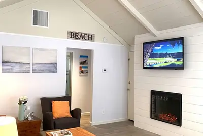 Image de Cottage du centre-ville récemment rénové. 1 pâté de maisons des magasins, mange. 5 blocs à la plage