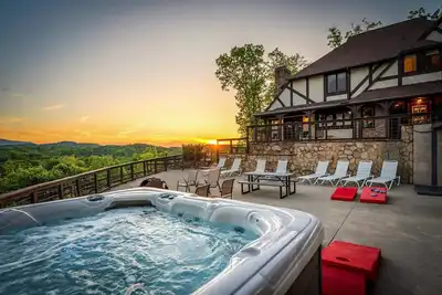 Image de Mansion incroyable avec piscine privée intérieure et salle de cinéma