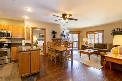 Image de 2 Master Suites avec lits King, 3 salles de bains, à quelques pas de la télécabine