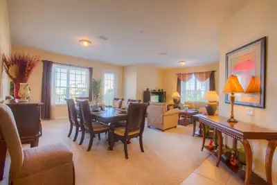 Image de Troisième étage luxe de 3 chambres à coucher, 2 condo de bain avec toutes les cloches et de sifflets.