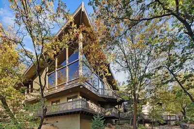 Image de Hawks View: Privé! Près de Village! Table de billard! Indoor Hot Tub! Cheminée! Télévision par câble!