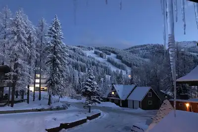 Image de 3 chambres 2. 5 salles de bain Condo de ski au large de Hailey's Run sur Whitefish Mountain!