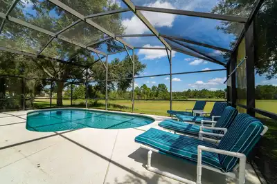 Image de 4 chambres, 3 salles de bains villa avec salle de jeux, piscine et donne sur un champ