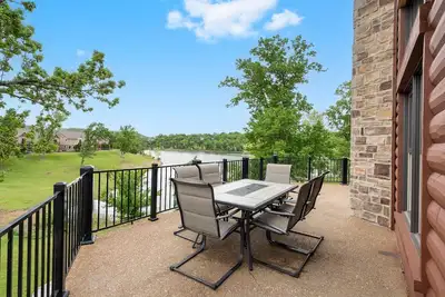 Image de Chalet de luxe au bord du lac ~ 2 piscines ~ Prestations gratuites ~ Dock ~ Kayaks ~ Mini-golf ~ Glissade d'eau