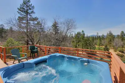 Image de Log Inn: Au Snow Summit! Vues panoramiques! Spa! Pont! Cheminée! Télévision par câble! Internet!