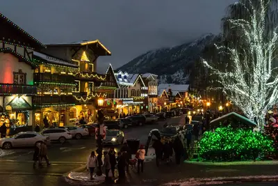 Image de style européen w \/ accès facile, terrasse et vue sur la montagne! Droit sur le golf!