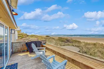 Image de Maison de plage moderne et adaptée aux chiens avec bain à remous privé et vue panoramique sur l'océan