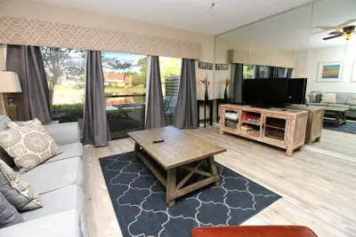 Image de Condo rénové près de la piscine. rénové. Spacieuse, vue sur le lac. Tramway inclus!