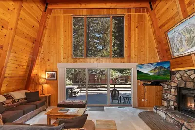 Image de No Bad Days: Près de Snow Summit et Bear Mountain! Table de billard! Ping pong! Baby-foot! Câble!