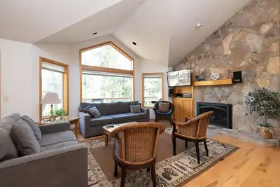 Image de Vue sur le terrain de golf Alpine 11, 8 passes Sharc, bain à remous, près du parc Fort Rock