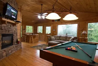 Image de Nouvelle Liste-- SaveBig $ - Maison dans les arbres rustique / isolée Mtn View - HTub / Pool Tbl. /Arcade