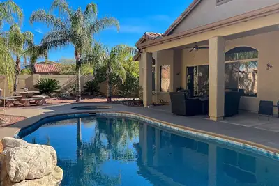 Image de Classique, maison chien-friendly w / jardin paysager, piscine privée, bain à remous!