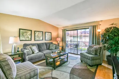 Image de 2 Br / 2Bath Mesquite unité de coin à l'étage + Superbes vues sur la montagne depuis deux balcons privés