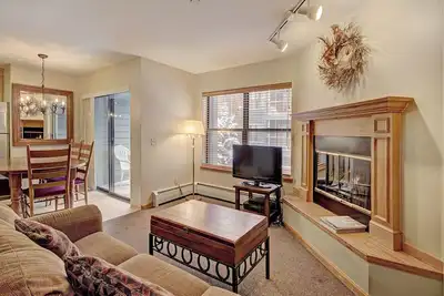 Image de Pittoresque 3Br / 4Ba au coeur de Breck Étapes pour s'amuser neigeux + Main St