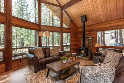 Image de Chalet Sunriver, marchez jusqu'au village! Vélos, foyer au bois, bain à remous - Wood02