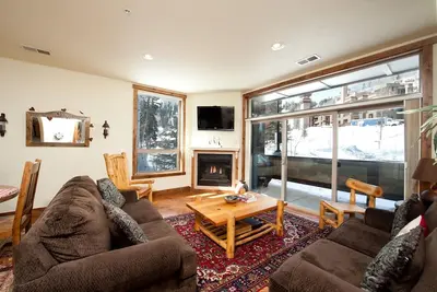 Image de Condo de luxe par Main Plaza - Walk to Slopes