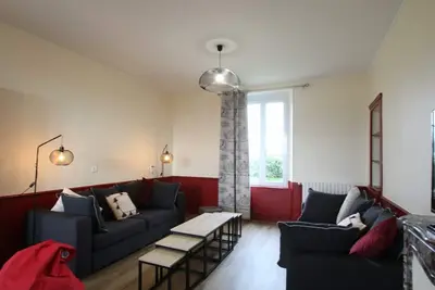 Image de Maison spacieuse avec jardin et animaux acceptés, idéale familles