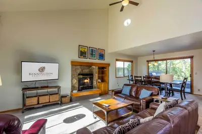 Image de Walk to Deschutes River, 4 chambres, 2 niveaux, bain à remous, foyer au bois- Humm21