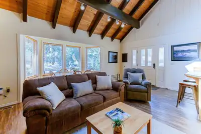 Image de 2 chambres à coucher avec mezzanine, air climatisé, foyer au gaz et bain à remous à pied du village - Deer10