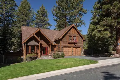 Image de Vista Pines - Luxury 3 Br 3. 5 Bath sur la rive nord du lac Tahoe - Hot Tub Too!