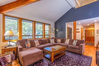 Image de 2 maîtres, spacieux, chemin privé de Fort Rock Park, A / C, bain à remous - Grou07