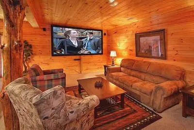 Image de 3 chambres de luxe Gatlinburg Cabine avec 9 Screen Theater Pied