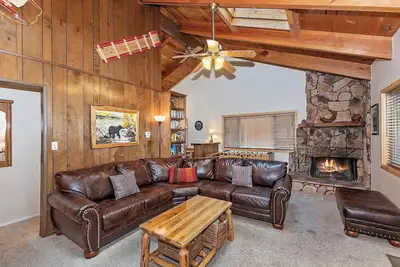 Image de Le Cubby confortable: Près de Snow Summit! Jacuzzi! Bbq au propane! Foosball! Ping pong! Cour plate clôturée!