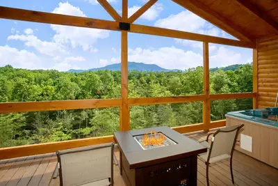Image de Cabine Romantique avec vue, salon extérieur, Fire Pit, bain à remous, mises à jour!