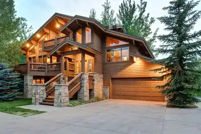 Image de Demeure à Arrowood | La meilleure valeur en Dv! Spa privé! 3 Master Suites privées!