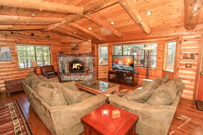 Image de Columbine Oak Retreat- Impressionnant Log Style Cabine W / Spa en plein air et de la neige Jouer! !