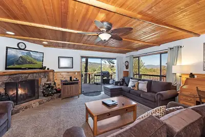 Image de Hilltop Haven: Lake & Mountain Views! Jacuzzi! Table de baby-foot! Arcade Console! Bbq au propane! Wifi!