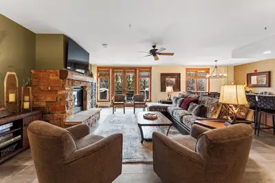Image de Condo 4 chambres haut de gamme, skis aux pieds, 2 balcons, foyer au maître