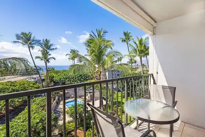 Image de 1bd / 1ba condo vue sur le jardin à Kihei Akahi. Courte distance de marche des plages, des boutiques et des restaurants. D-414