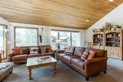 Image de Cadre calme, grande terrasse, A / C, bain à remous, table de ping-pong et baby-foot - Twos06