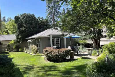 Image de Immaculée Downtown Cottage-Retraite Comme Réglage-Niveau 2 E V Chargeur