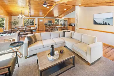 Image de Solarium: Garage Parking! Privé! Ruisseau saisonnier! Près de pistes de ski! Un Barbecue!