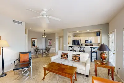 Image de Comfy, condo mis à jour avec une piscine partagée, un bain à remous et WiFi gratuit!