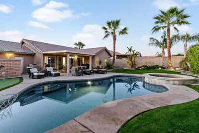 Palm Desert 3br / 2ba avec Lg. Cour arrière privée, piscine sur mesure, spa et vues!