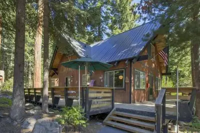Image de Tahoe Swiss Village Chalet, jetée privée Hoa de la plage privée, à pied de la plage!