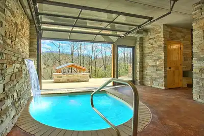 Cabine moderne romantique avec spa de piscine intérieure et vue imprenable sur la montagne