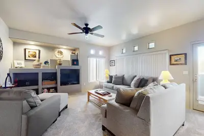 Image de Condo confortable pour les chiens avec piscine et bain à remous communs!